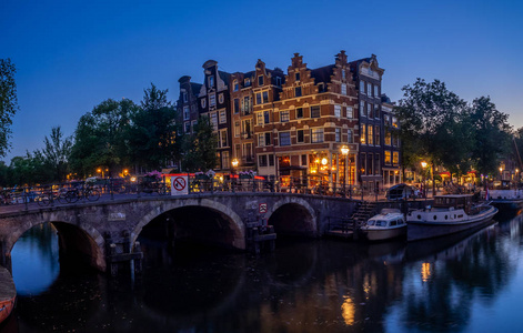 在 brouwersgracht 和 Prinsengracht 的角落的五颜六色的历史运河房子在联合国教科文组织的世界遗产遗址