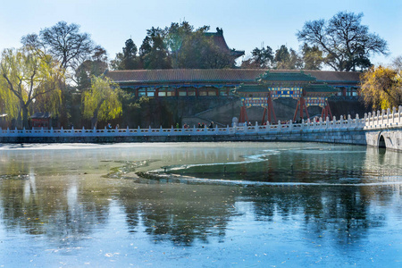 入口桥玉花岛北海湖公园中国北京。北海公园是一个公共公园, 创建于1000ad
