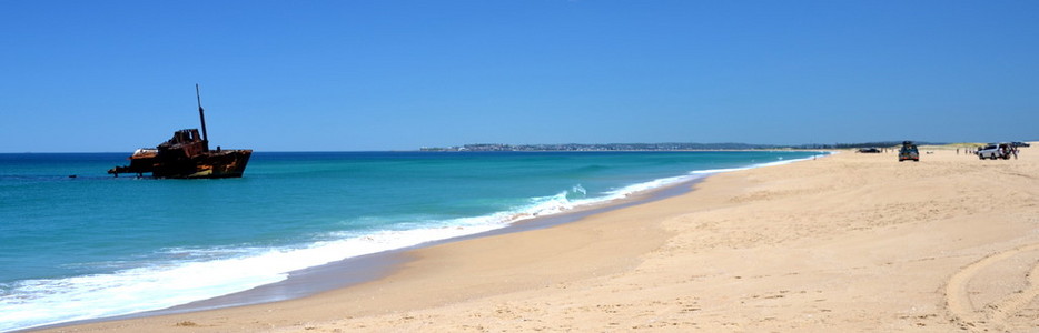 沙滩的沉船的海景