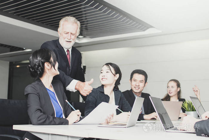 用手提电脑讲解和讨论概念,快乐和亲切的经理与员工的