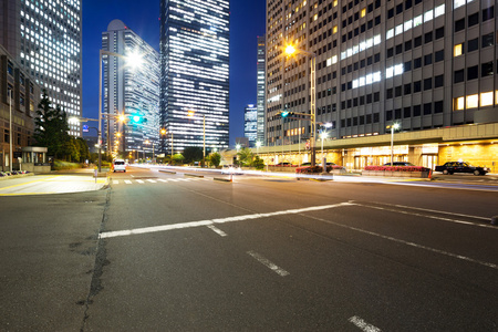 在夜晚的东京市中心道路上的交通