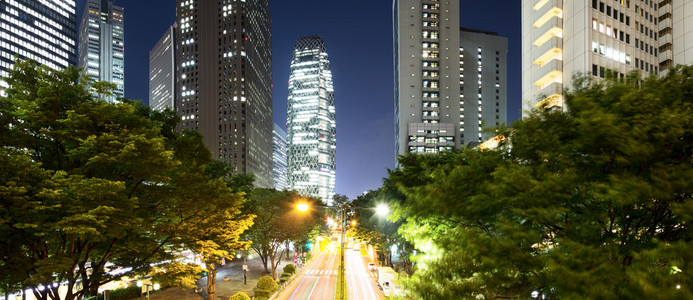 在夜晚的东京市中心道路上的交通