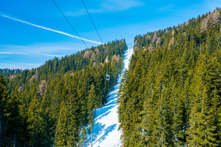 令人惊叹的冬季滑雪胜地山景与滑雪斜坡和强大的山脉