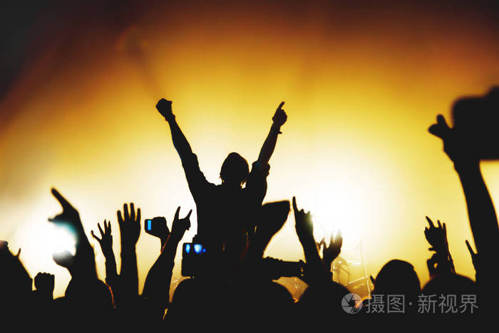 聚光灯中的演唱会照片