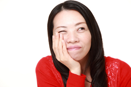 日本女人患牙痛