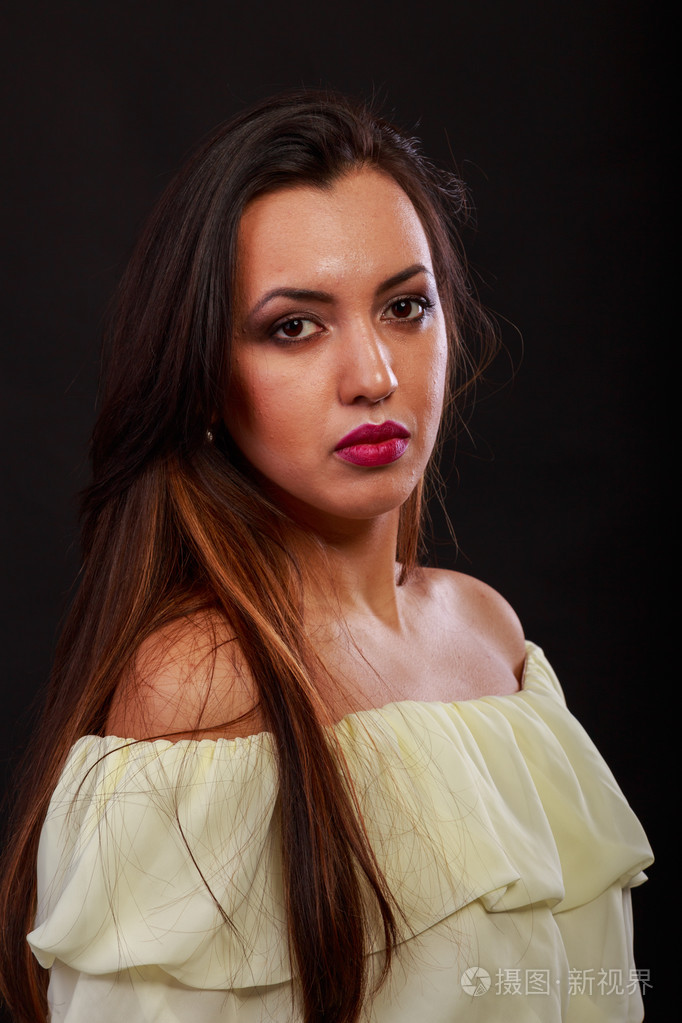 漂亮的黑发女郎,她的头发,黑白照片中的花圈