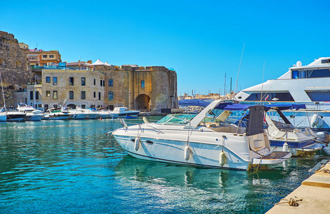 狭窄的 Vittoriosa Birgu 码头俯瞰着森格莱阿的堡垒, 位于马耳他的对岸。