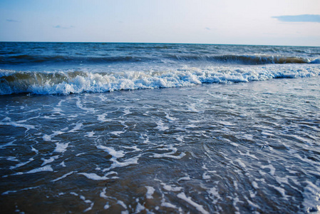 一个美丽的阳光明媚的日子, 一个狂野的海滩和鸽子的海水