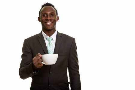 年轻快乐黑人非洲商人微笑着喝着咖啡