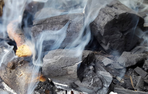 烧烤炉用木炭烟上升图片