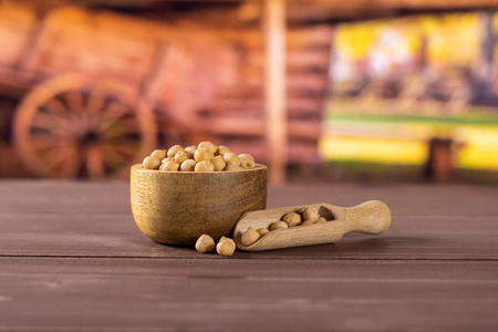 大量的鹰嘴豆 kabuli 品种与木碗与马车在背景下