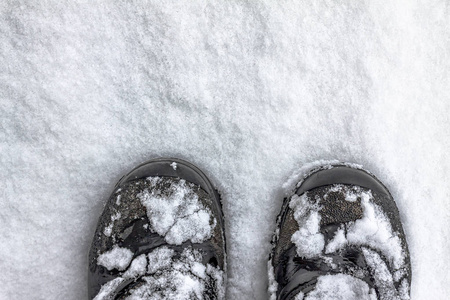 靴子站在雪地上, 上面的视图与复制空间。冬天, 很多雪