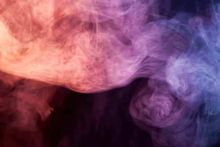 红色, 粉红色和紫色的烟雾黑色孤立的背景云。从 vap 的烟雾背景