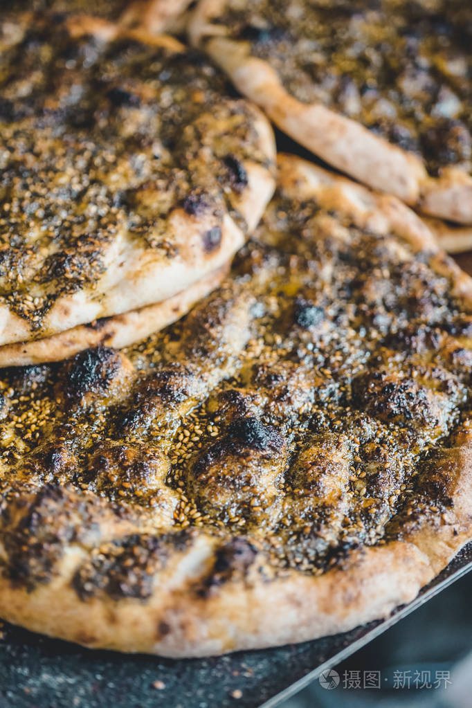 以色列传统的大饼与 zaatar 在耶路撒冷的一个市场摊位上关门。立式食品照片