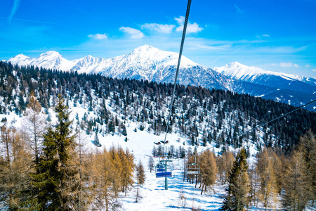 令人惊叹的冬季滑雪胜地山景与滑雪斜坡和强大的山脉