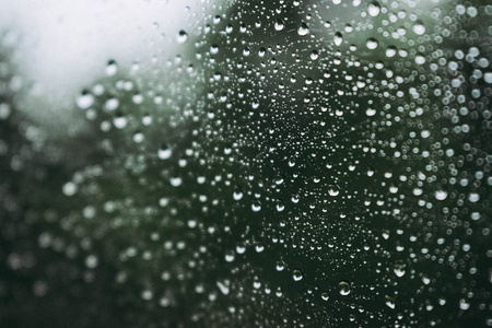 雨点落在我的车窗上