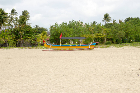 巴厘岛沙滩上的沙滩钓鱼船图片