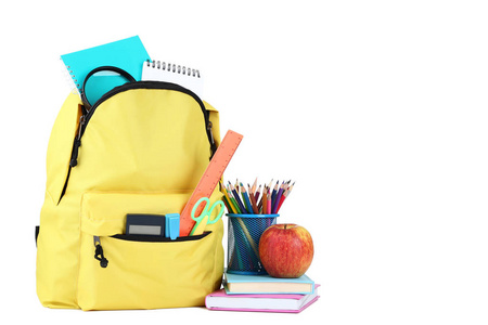黄色背包与学校供应在白色背景