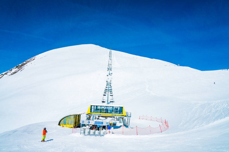 令人惊叹的冬季滑雪胜地山景与滑雪斜坡和强大的山脉