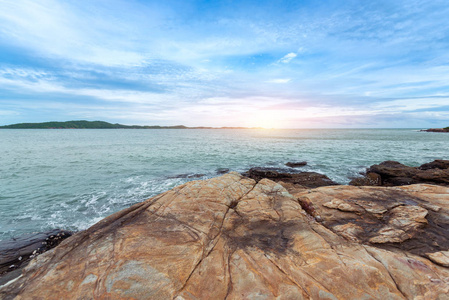 岩石海岸在考兰雅木高沙美岛国家公园罗勇, 泰国在日落时间