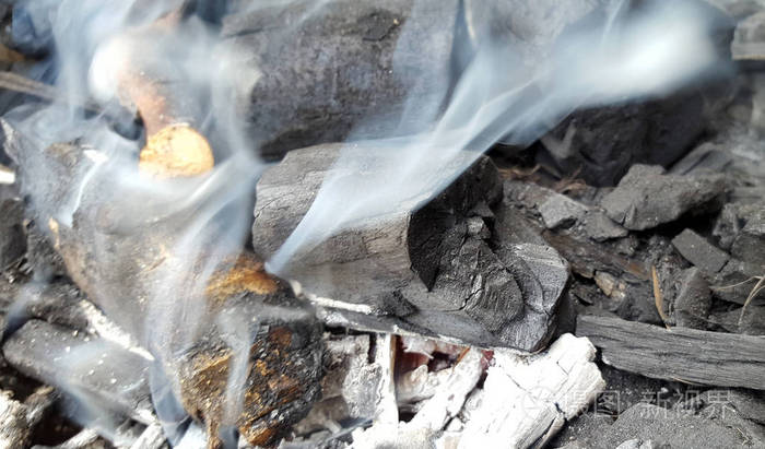 烧烤炉用木炭烟上升