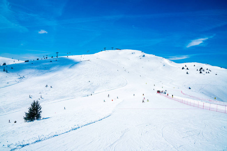 令人惊叹的冬季滑雪胜地山景与滑雪斜坡和强大的山脉