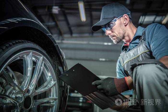 汽车机械作业.有汽车修理历史报告的高加索汽车维修技术员