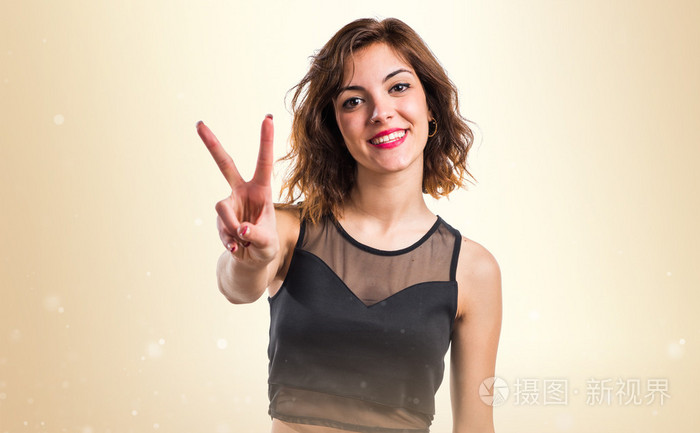 漂亮的女孩做胜利手势