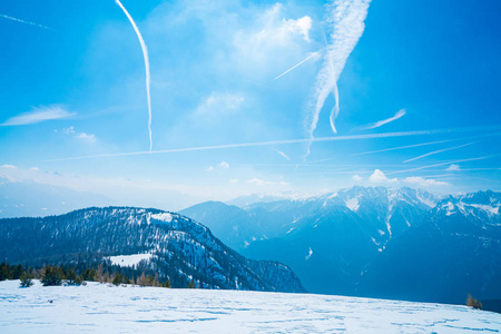 令人惊叹的冬季滑雪胜地山景与滑雪斜坡和强大的山脉