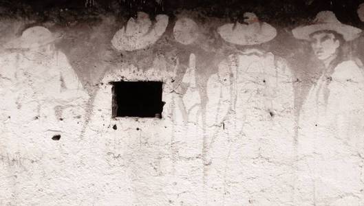 古老的安第斯部落被暴露在这幅画中, 在月光下说话, 一个骨架, 加入聚集