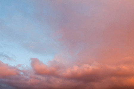 美丽的云彩和蓝天背景在日落以粉红色和紫色口气在英国英国。Cloudscape 和影像背景