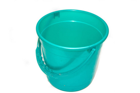白色背景上的水桶。塑料绿色桶在白色背景。洗涤地板的水桶。清洗桶