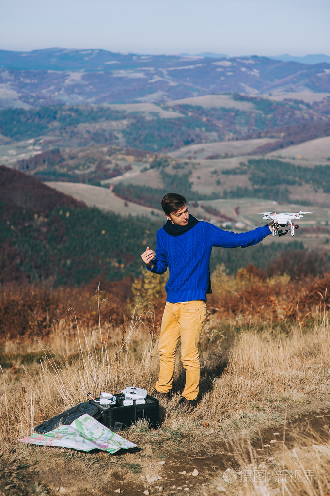 男人抱着一架无人机航空摄影