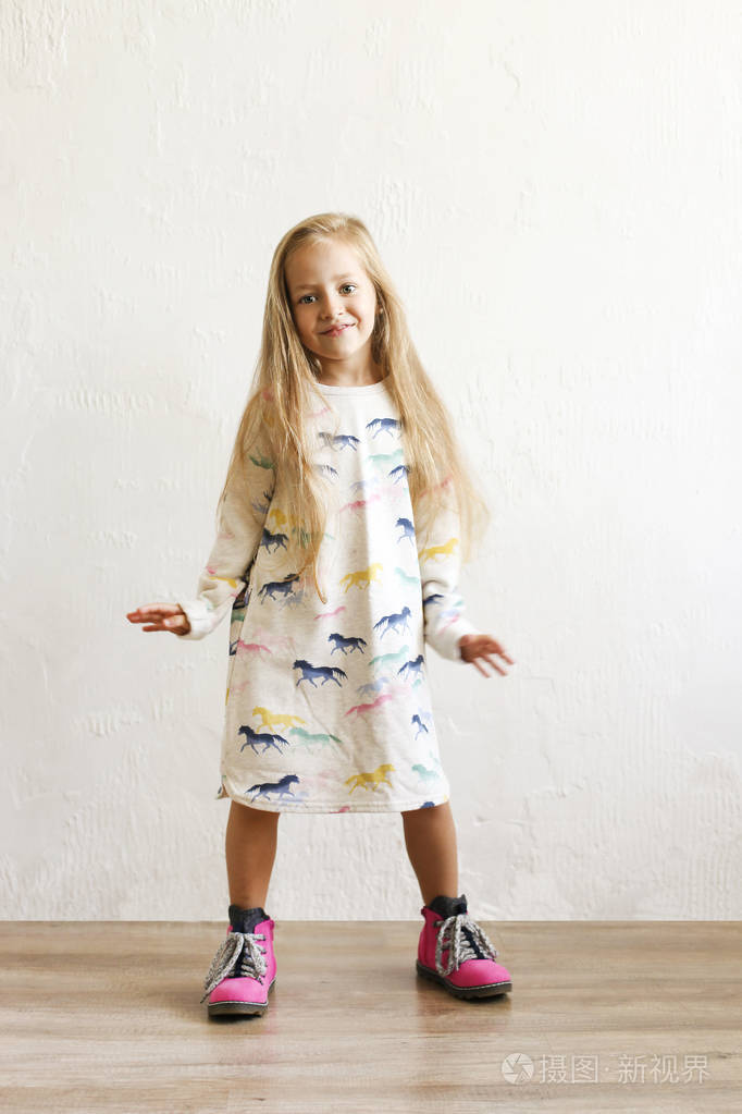 五岁的金发女孩子摆姿势.复制文本空间