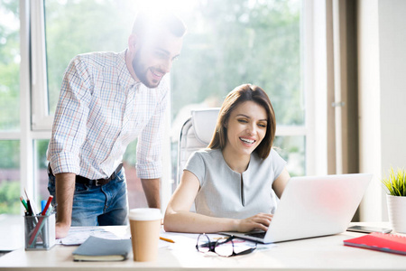 阳光企业两位成功的现代企业家的肖像在阳光明媚的办公室里一起工作时