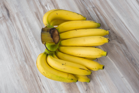 新鲜香蕉木制的桌子上