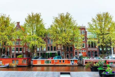 阿姆斯特丹运河和典型的房子