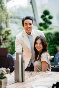 在咖啡馆里快乐的年轻浪漫的亚洲情侣