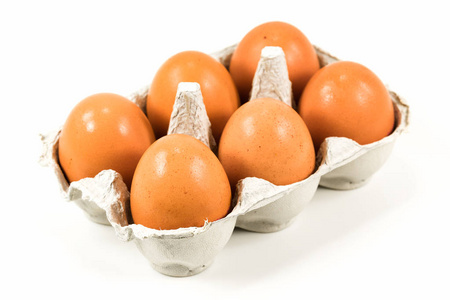 白色背景的棕色鸡蛋纸板蛋盒图片