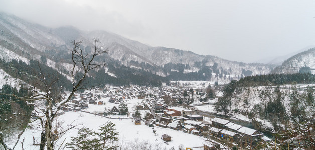 白川乡冬季有雪花飘落，日本