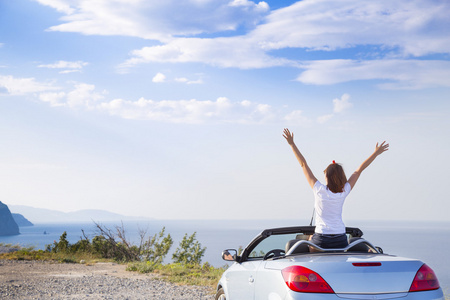 年轻女子在沙滩上开车照片