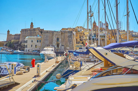 中世纪设防的城市森格莱阿是通过帆船帆船在 Vittoriosa Birgu 码头, 马耳他