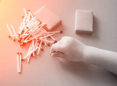 弹起来一个小孩子玩火柴, 火, 火弹起来, 危险, 孩子和火柴, 路西法
