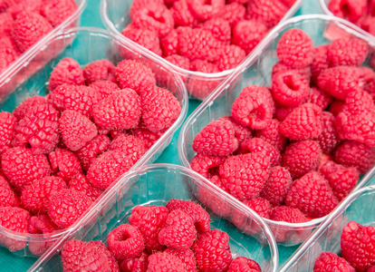 红树莓在框中在当地农产品市场图片
