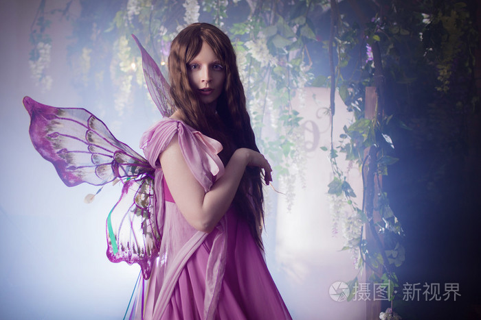 年轻漂亮的女人,在图像中的仙女,魔法的黑暗森林