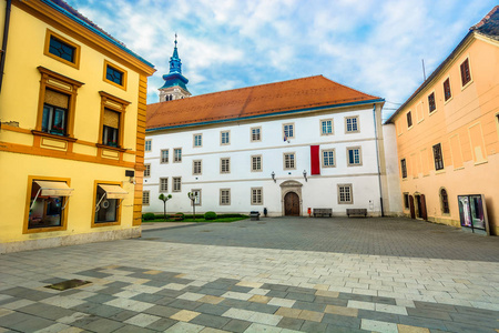 Varadin 巴洛克广场风光。风景在 Varazdin, 克罗地亚欧洲的古老多彩的巴洛克式风景如画的广场