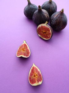 鲜紫色背景切片新鲜成熟无花果照片