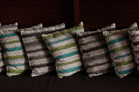 装饰枕天然纤维织物。巴厘岛风格