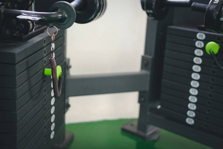 运动体操健身俱乐部中心健身训练用堆叠金属重量设备机