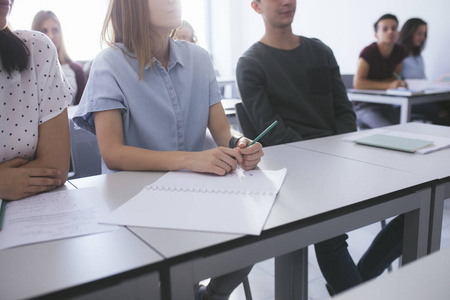 在教室里的女学生和小学生的小组